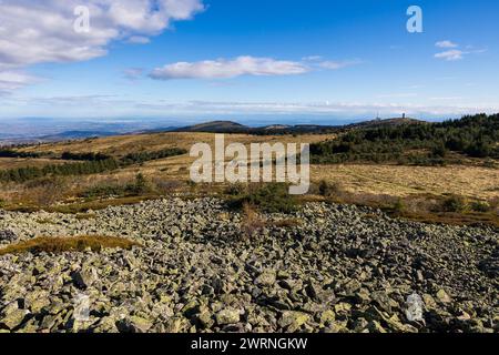 Panorama en automne sur le parc naturel régional du Pilat depuis la Crêt de la Perdrix, Höhepunkt à 1432 m Höhe Stockfoto