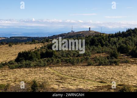 Panorama en automne sur le parc naturel régional du Pilat depuis la Crêt de la Perdrix, Höhepunkt à 1432 m Höhe Stockfoto