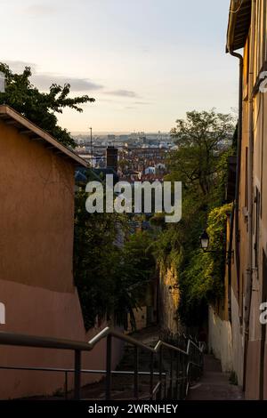 Vue sur Lyon au Lever du soleil depuis les escaliers de la Montée des épies dans le Vieux-Lyon Stockfoto