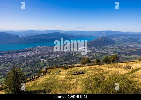 Lac du Bourget et ville d’Aix-les-Bains depuis le Belvédère du Mont Revard Stockfoto