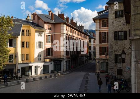 Rue de Boigne depuis la Place du Château à Chambéry par beau temps Stockfoto