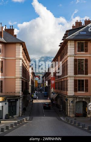 Rue de Boigne depuis la Place du Château à Chambéry par beau temps Stockfoto