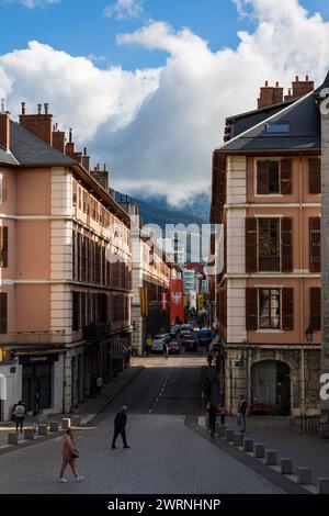 Rue de Boigne depuis la Place du Château à Chambéry par beau temps Stockfoto