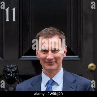 London, Vereinigtes Königreich. März 2024. Kanzler Jeremy Hunt ist außerhalb der Downing Street 11 zu sehen. Credit: Tayfun Salci / Alamy Live News Stockfoto