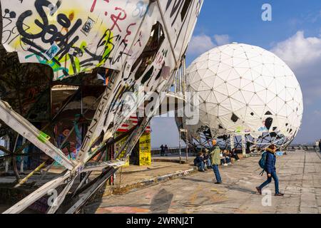 Radarkuppel auf dem Gelände der ehemaligen Flugüberwachungs- und Abhörstation der US-Armee während des Kalten Krieges auf dem Teufelsberg im Grunewald in Berlin-Charlottenburg-Wilmersdorf. *** Radarkuppel auf dem Gelände der ehemaligen Luftüberwachungs- und Abhörstation der US-Armee während des Kalten Krieges auf dem Teufelsberg im Grunewald in Berlin Charlottenburg Wilmersdorf Stockfoto