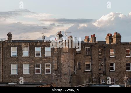 London, Großbritannien - 18. Februar 2024 - Rückansicht städtischer Wohnhäuser und alter Häuser in london mit Himmelshintergrund am Abend. Das Äußere des Windes Stockfoto