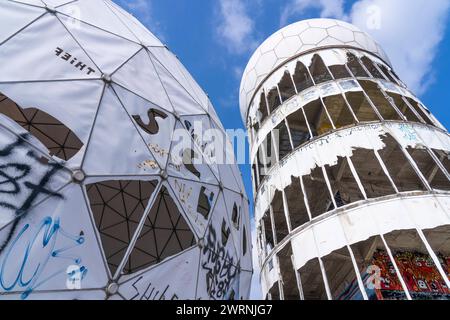 Radarkuppel auf dem Gelände der ehemaligen Flugüberwachungs- und Abhörstation der US-Armee während des Kalten Krieges auf dem Teufelsberg im Grunewald in Berlin-Charlottenburg-Wilmersdorf. *** Radarkuppel auf dem Gelände der ehemaligen Luftüberwachungs- und Abhörstation der US-Armee während des Kalten Krieges auf dem Teufelsberg im Grunewald in Berlin Charlottenburg Wilmersdorf Stockfoto