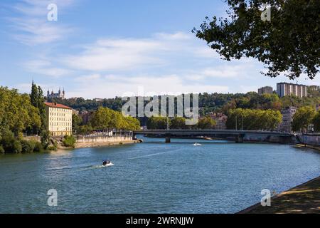 Petit bateau sur la Saône naviguant in Richtung du Centre-ville de Lyon Stockfoto