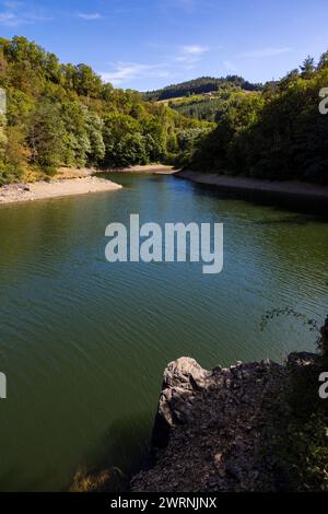 Lac formé par le Barrage de la Rive sur la rivière Le Ban, dans le Parc naturel régional du Pilat Stockfoto