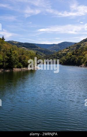 Lac formé par le Barrage de la Rive sur la rivière Le Ban, dans le Parc naturel régional du Pilat Stockfoto