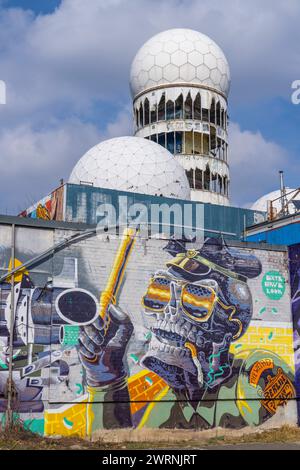 Radarkuppel auf dem Gelände der ehemaligen Flugüberwachungs- und Abhörstation der US-Armee während des Kalten Krieges auf dem Teufelsberg im Grunewald in Berlin-Charlottenburg-Wilmersdorf. *** Radarkuppel auf dem Gelände der ehemaligen Luftüberwachungs- und Abhörstation der US-Armee während des Kalten Krieges auf dem Teufelsberg im Grunewald in Berlin Charlottenburg Wilmersdorf Stockfoto