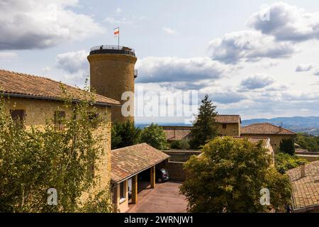 Donjon médiéval construit en pierres dorées typique de cette région du Beaujolais au Centre du Village médiéval d’Oingt Stockfoto