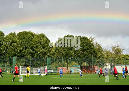 Ystrad Mynach, Wales. 3. Oktober 2021. Während der ersten Hälfte des Spiels der FA Women's National League Southern Premier Division zwischen Cardiff City Ladies und Hounslow Women im Centre of Sporting Excellence in Ystrad Mynach, Wales, UK, am 3. Oktober 2021, tritt ein Regenbogen auf. Quelle: Duncan Thomas/Majestic Media. Stockfoto