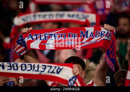 MADRID, SPANIEN - 13. MÄRZ: Fans von Atletico Madrid beim Achtelfinale-Spiel der UEFA Champions League 2023/24 im zweiten Hinspiel zwischen Atletico de Madrid und dem FC Internazionale Milan am 13. März 2024 im Civitas Metropolitano Stadium in Madrid. (Foto Von Francisco Macia/Foto-Player-Bilder) Stockfoto