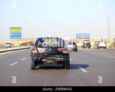 Kairo, Ägypten, 2. März 2024: Mitsubishi-Autounfall von hinten, Autozerschlag aus dem Kofferraum des Fahrzeugs, ein fahrendes Auto auf der Straße, die zuvor war Stockfoto