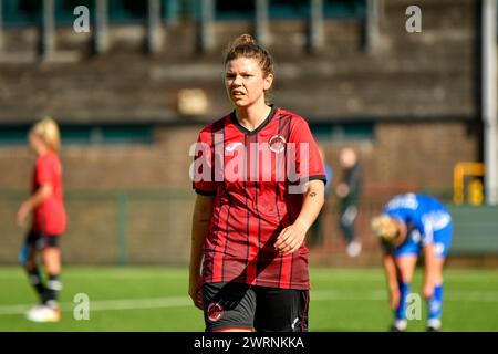 Ystrad Mynach, Wales. 3. Oktober 2021. CATIA Reis Campos von Hounslow Women während des FA Women's National League Southern Premier Division Spiels zwischen Cardiff City Ladies und Hounslow Women im Centre of Sporting Excellence in Ystrad Mynach, Wales, Großbritannien am 3. Oktober 2021. Quelle: Duncan Thomas/Majestic Media. Stockfoto