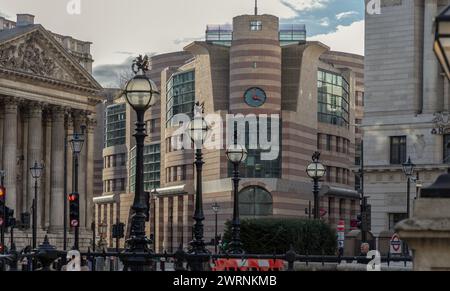 London, Großbritannien - 27. Februar 2024 - Blick auf die Straße mit Blick auf das Bürogebäude im postmodernen Stil von James Stirling, Nummer eins Geflügel (Nr. 1 Geflügel) i Stockfoto