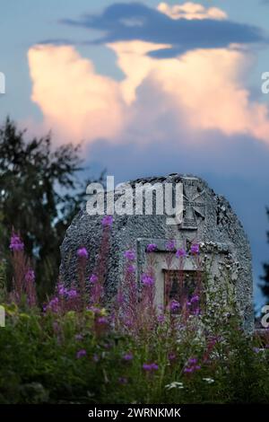 Österreichisch-ungarisches Denkmal des Ersten Weltkriegs, das Karl von Habsburg gewidmet ist. Chalet Monte Coston, Fiorentini, Lastebasse, Veneto, Italien. Stockfoto