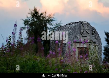 Österreichisch-ungarisches Denkmal des Ersten Weltkriegs, das Karl von Habsburg gewidmet ist. Chalet Monte Coston, Fiorentini, Lastebasse, Veneto, Italien. Stockfoto