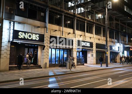 Broad Street, Birmingham, 13. März 2024 - der legendäre Birmingham Nachtclub SNOBS ist an einen neuen Ort gezogen, nachdem sein alter Veranstaltungsort abgerissen werden soll, um Platz für neue Hochhäuser zu schaffen. Der berüchtigte Nachtclub, der nach seiner Teilnahme an der Eröffnungszeremonie der Commonwealth Games 2022 zum Weltruhm wurde, hatte im Laufe der Jahre mehrere Züge, angefangen am Fuß der Broad Street, er zog dann in die Arkadische nahe dem Gay Quarter und ist nun auf die Spitze der Broad Street gezogen. Der Nachtleben-Strip ist bereit, den beliebten Indie-Veranstaltungsort mit offenen Armen wie willkommen zu heißen Stockfoto