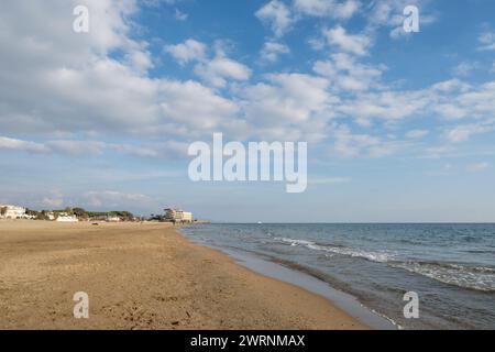 Blick auf den Sandstrand von Terracina, Tyrrhenische Meeresbucht, alte italienische Stadt in der Provinz Latina im Winter, Italien Stockfoto