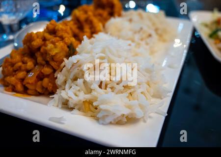 Beilagen, vegetarische Mezze im türkischen Restaurant, Bulgur Pilaf und Reis Stockfoto