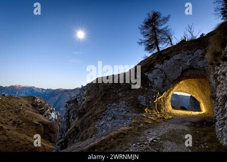 Italienische Galerie des Ersten Weltkriegs entlang der Straße Corno della Paura. Brentonico, Trentino, Italien. Stockfoto