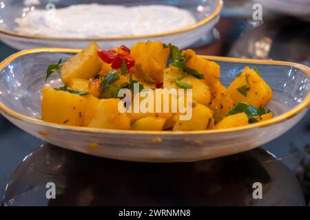 Meze- oder Mezze-Vorspeise, Auswahl an kleinen Gerichten als Vorspeisen in albanisch, bosnisch, armenisch, levantinisch, türkisch, Bulgarisch, Griechisch, Ägypten Stockfoto