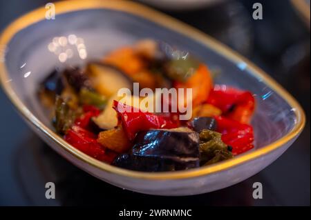 Meze- oder Mezze-Vorspeise, Auswahl an kleinen Gerichten als Vorspeisen in albanisch, bosnisch, armenisch, levantinisch, türkisch, Bulgarisch, Griechisch, Ägypten Stockfoto