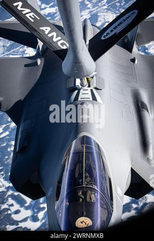 Schwedischer Luftraum, Schweden. 11. März 2024. Eine norwegische Royal Air Force F-35 Lightning II Stealth Kampfflugzeug, betankt von einer US Air Force KC-135 Stratotanker während der Übung Nordic Response 24, 11. März 2024 über Schweden. Nordic Response ist eine jährliche multinationale Übung unter der Leitung Norwegens. Kredit: MSgt. Andrew Sinclair/USA Air Force/Alamy Live News Credit: MSgt. Andrew Sinclair/USA Air Force/Alamy Live News Stockfoto