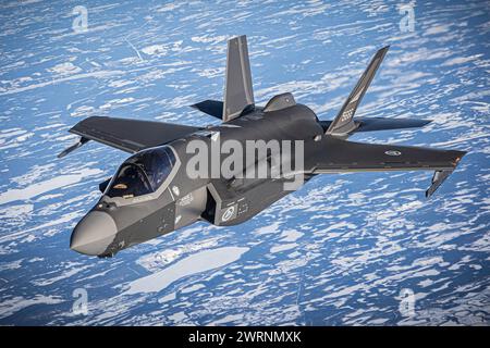 Schwedischer Luftraum, Schweden. 11. März 2024. Ein norwegisches Royal Air Force F-35 Lightning II Tarnflugzeug nähert sich dem Auftanken von einem Stratotanker der US Air Force KC-135 während der Übung Nordic Response 24, 11. März 2024 über Schweden. Nordic Response ist eine jährliche multinationale Übung unter der Leitung Norwegens. Kredit: MSgt. Andrew Sinclair/USA Air Force/Alamy Live News Credit: MSgt. Andrew Sinclair/USA Air Force/Alamy Live News Stockfoto