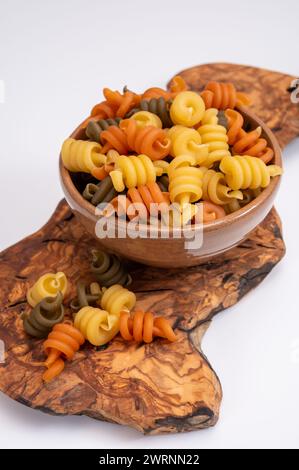 Traditionelle, farbenfrohe italienische getrocknete hausgemachte Pasta aus Neapel, Italien auf Olivenholzbrett Stockfoto