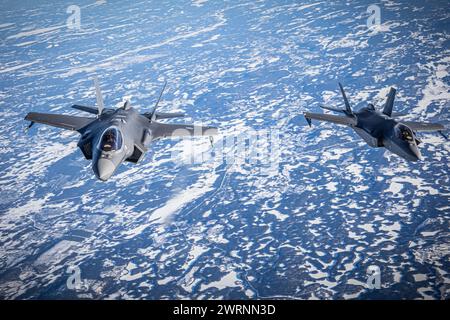 Schwedischer Luftraum, Schweden. 11. März 2024. Die norwegische Royal Air Force F-35 Lightning II Tarnjäger sind in Formation, als sie sich während der Übung Nordic Response 24, 11. März 2024 über Schweden, von einer US Air Force KC-135 Stratotanker tanken wollen. Nordic Response ist eine jährliche multinationale Übung unter der Leitung Norwegens. Kredit: MSgt. Andrew Sinclair/USA Air Force/Alamy Live News Credit: MSgt. Andrew Sinclair/USA Air Force/Alamy Live News Stockfoto