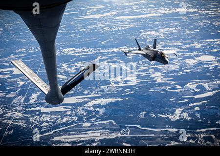 Schwedischer Luftraum, Schweden. 11. März 2024. Ein norwegisches Royal Air Force F-35 Lightning II Tarnflugzeug nähert sich dem Auftanken von einem Stratotanker der US Air Force KC-135 während der Übung Nordic Response 24, 11. März 2024 über Schweden. Nordic Response ist eine jährliche multinationale Übung unter der Leitung Norwegens. Kredit: MSgt. Andrew Sinclair/USA Air Force/Alamy Live News Credit: MSgt. Andrew Sinclair/USA Air Force/Alamy Live News Stockfoto