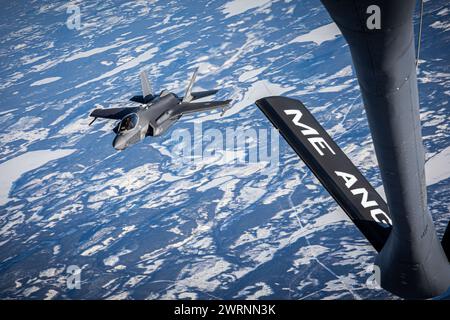 Schwedischer Luftraum, Schweden. 11. März 2024. Ein norwegisches Royal Air Force F-35 Lightning II Tarnflugzeug nähert sich dem Auftanken von einem Stratotanker der US Air Force KC-135 während der Übung Nordic Response 24, 11. März 2024 über Schweden. Nordic Response ist eine jährliche multinationale Übung unter der Leitung Norwegens. Kredit: MSgt. Andrew Sinclair/USA Air Force/Alamy Live News Credit: MSgt. Andrew Sinclair/USA Air Force/Alamy Live News Stockfoto