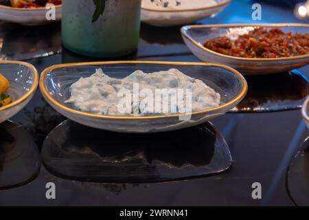Meze- oder Mezze-Vorspeise, Auswahl an kleinen Gerichten als Vorspeisen in albanisch, bosnisch, armenisch, levantinisch, türkisch, Bulgarisch, Griechisch, Ägypten Stockfoto