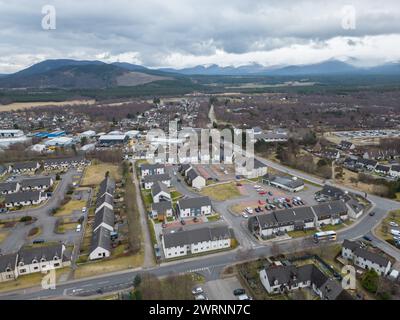 Moderne Häuser in der Stadt Aviemore in den schottischen Highlands Stockfoto