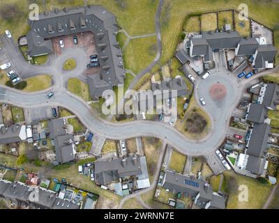 Moderne Häuser in der Stadt Aviemore in den schottischen Highlands mit einer Straße, die den Verkehr beruhigt Stockfoto