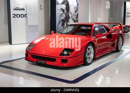 MODENA, ITALIEN - 21. APRIL 2022: Ferrari F40 Supersportwagen im Enzo Ferrari Museum in Modena Stockfoto