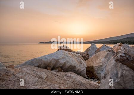 Fantastische Landschaft mit felsigem Ufer am Mittelmeer bei Sonnenuntergang. Chalkidiki.Karydi Strand in Vourvourou. Halbinsel Sithonia. Griechenland. Stockfoto