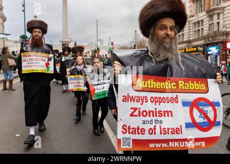 Februar 2024. Westminster, London, Großbritannien. Nationalmarsch für Palästina. Neturei Karta juden protestieren gegen die Belagerung von Gaza. Stockfoto