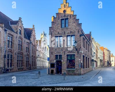 Wunderschöner Kanal und traditionelle Häuser in der Altstadt von Brügge - Brügge -, Belgien. Hochwertige Fotos Stockfoto