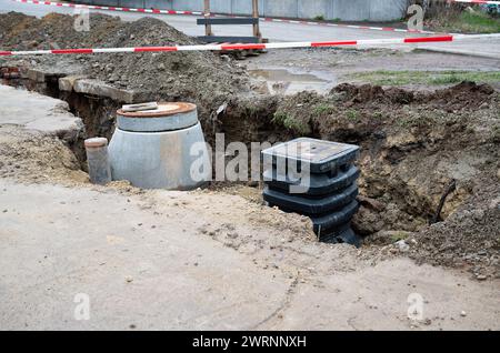 Austausch von Leckagen in der Wasserleitung, Reparatur von Abflüssen, Notdienst, Baustelle Stockfoto