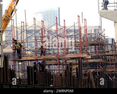 Kairo, Ägypten, 7. Januar 2023: Ägyptische Monorail-Säulen und Gleise werden aus Stahl und Beton gebaut, Arbeiter auf der Baustelle in Kairo monora Stockfoto