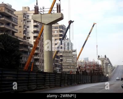 Kairo, Ägypten, 7. Januar 2023: Ägyptische Monorail-Säulen und Gleise werden aus Stahl und Beton gebaut, Arbeiter auf der Baustelle in Kairo monora Stockfoto