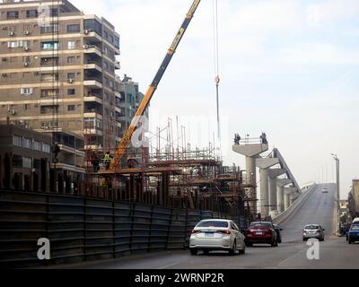 Kairo, Ägypten, 7. Januar 2023: Ägyptische Monorail-Säulen und Gleise werden aus Stahl und Beton gebaut, Arbeiter auf der Baustelle in Kairo monora Stockfoto