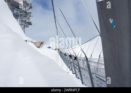 Winterabenteuer auf einer schneebedeckten Hängebrücke in Engelberg, Schweiz Stockfoto