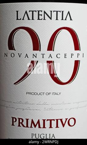 Viersen, Deutschland - 9. März. 2024: Nahaufnahme des italienischen Rotweinflaschenetiketts Novantaceppi Primitivo Stockfoto