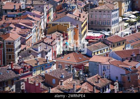 Rovinj: Straßen und Dächer der Altstadt, Blick vom Glockenturm der Kirche St. Euphemia. Kroatien Stockfoto