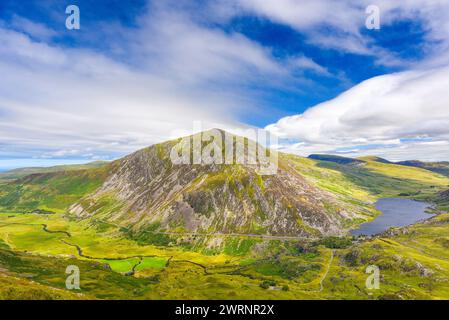 Pen yr Ole Wen, atemberaubende Berglandschaft im Sommer in Snowdonia, Wales, Großbritannien, vom Hügel des YGarn aus gesehen Stockfoto